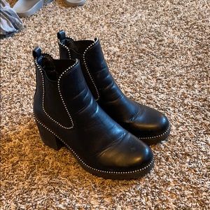 Black booties🤍